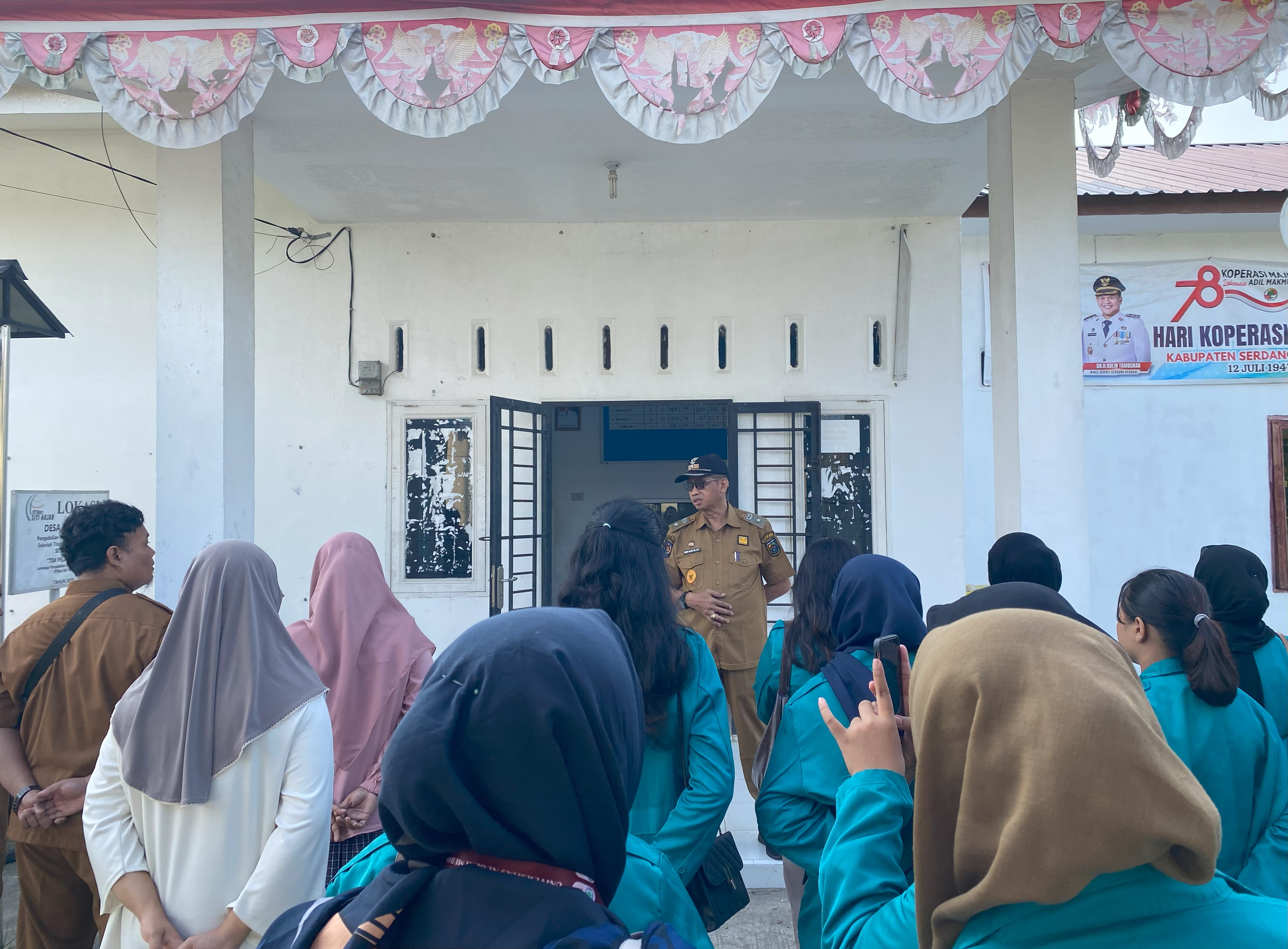 Kegiatan apel pagi bersama Kepala Desa Bengkel dan Staff serta Mahasiswa KKN UNIMED 2025